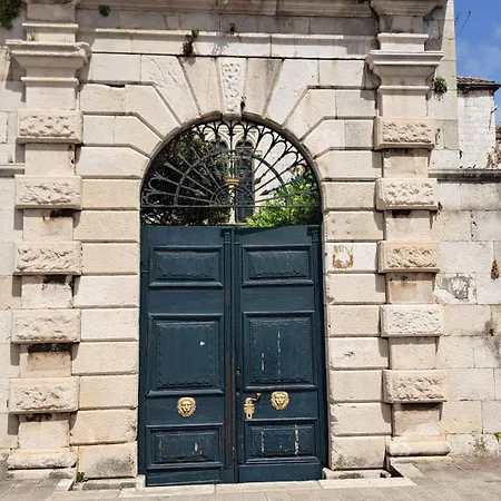 Renaissance With Terrace & Garden