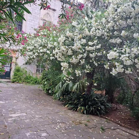 Renaissance With Terrace & Garden