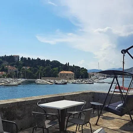 Renaissance With Terrace & Garden Appartement