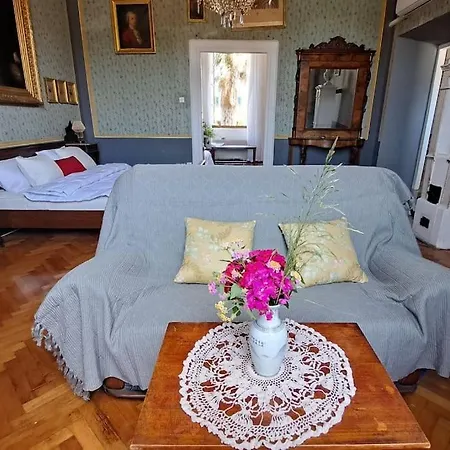 Renaissance With Terrace & Garden Apartment