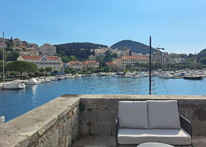 Renaissance With Terrace & Garden