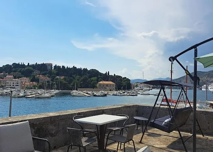 Renaissance With Terrace & Garden Apartment