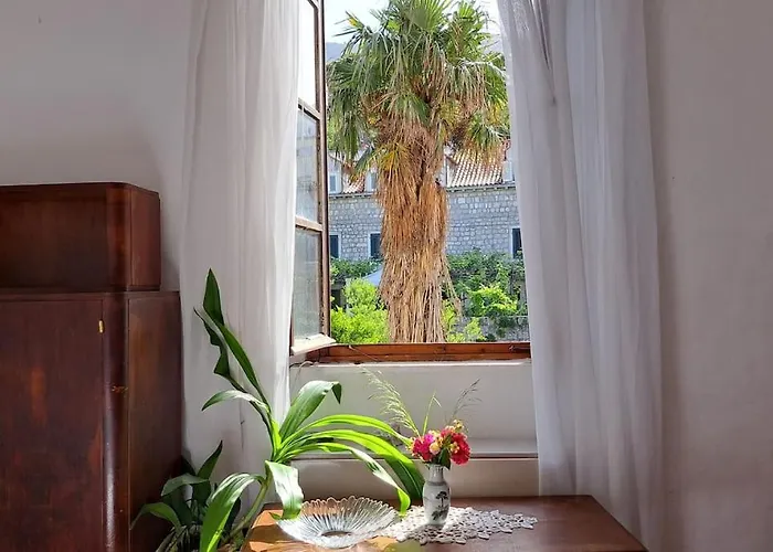 Renaissance With Terrace & Garden Apartment