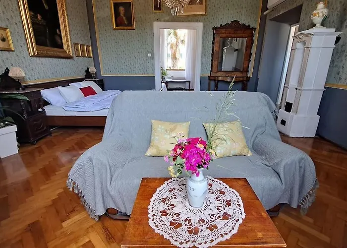 Renaissance With Terrace & Garden Apartment