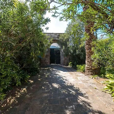 Renaissance With Terrace & Garden Apartment *